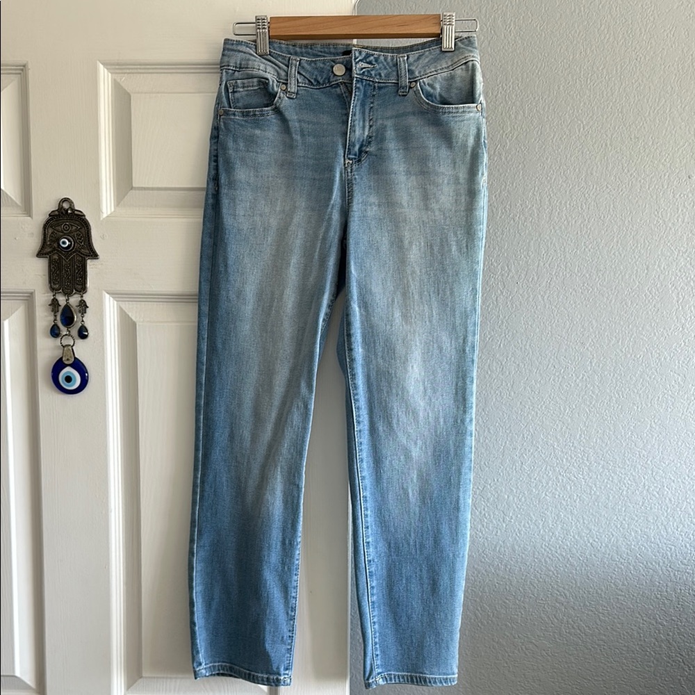 d. jeans straight legged cropped, size 4. Great shape.
